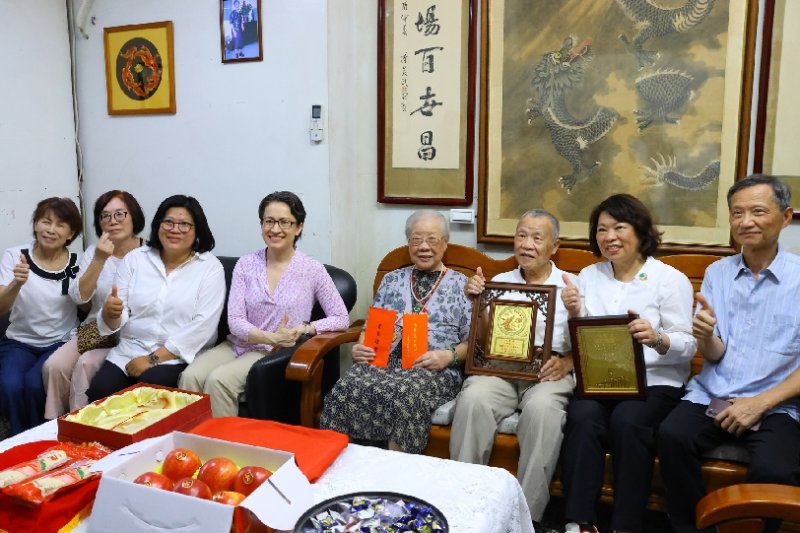 重陽節獻祝福 嘉義市長黃敏惠、蕭美琴副總統及立委王美惠與百歲人瑞相見歡