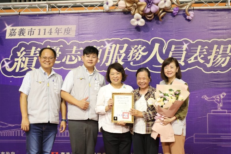 志工們長期為嘉義市付出的努力 績優志願服務人員表揚 市長黃敏惠:志工是沒有穿披風的超人