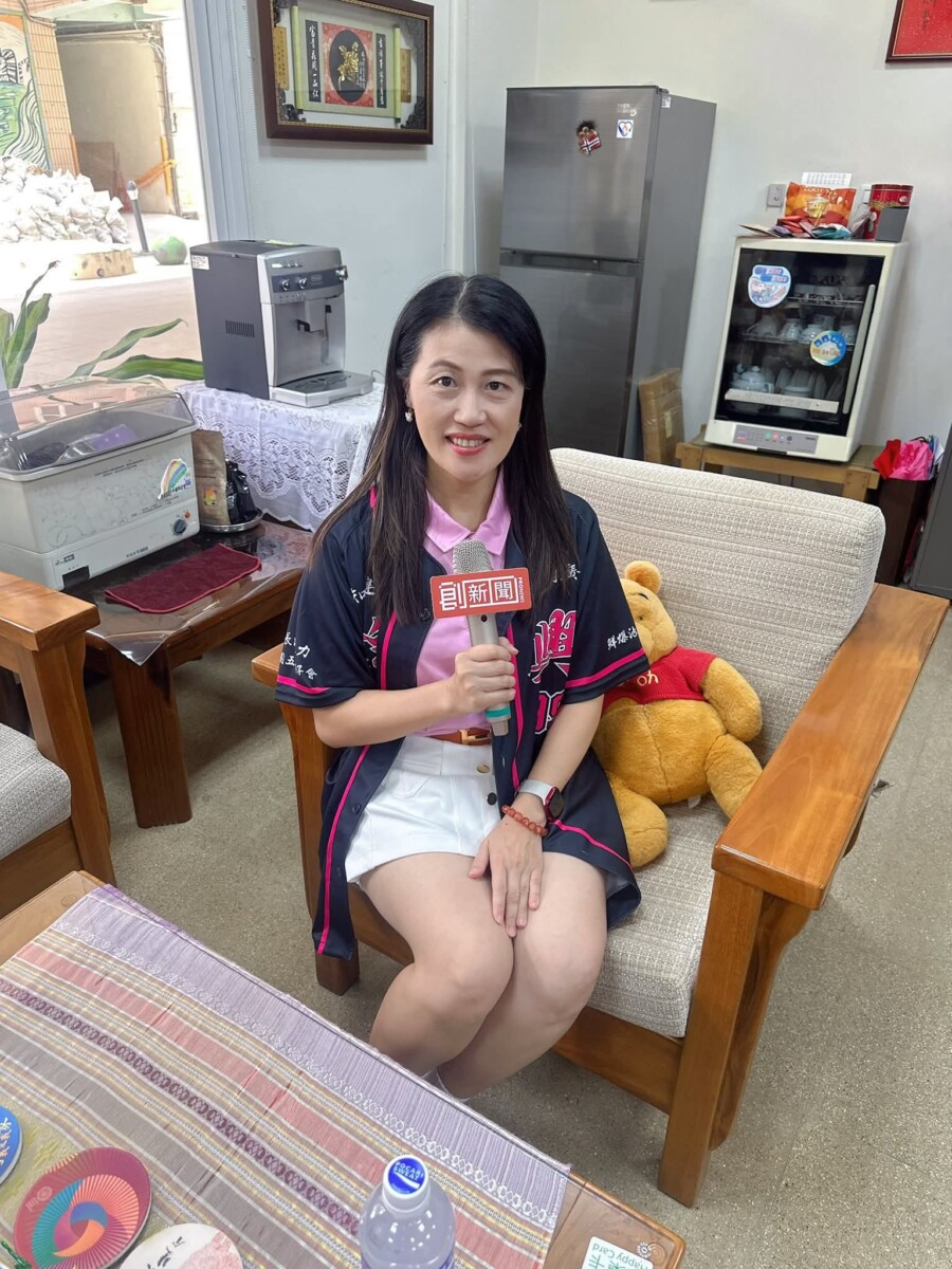王校長在受訪時侃侃而談提出「我不期待學生成為標準答案，我期待他們成為真實的自己。」的教學理念。(影像由記者郭晉嘉拍攝)。