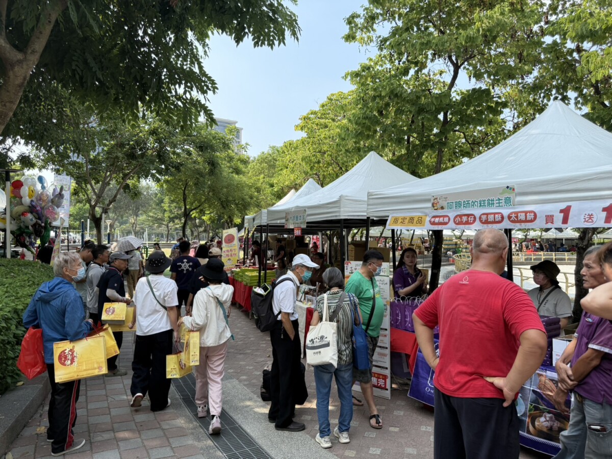 ▲台中太陽餅文化節吸引不少民眾一早排隊卡位，現場買氣與人氣升溫爆棚。(圖/記者顏淑娟攝)
