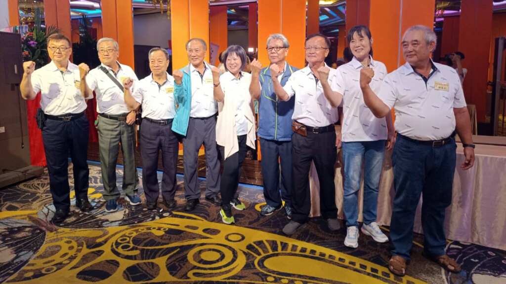 ▲台中市勞工總工會今日成立大會,選出首位女性總工會理事長蔡滿玉(中)、打字工會理事找劉銘富(右四)、水電工會理事長黃穎駿(右三)清潔工會理事長紀芳宜(右二)。(記者林明佑攝)