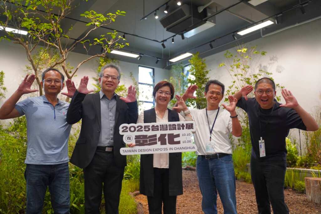 ▲2025台灣設計展《田尾行》,縣長王惠美除了向全國民眾介紹台灣設計展的精彩內容,也與現場民眾及攤商熱情互動,共同感受《田尾行》的獨特魅力。(圖/彰化縣政府提供)
