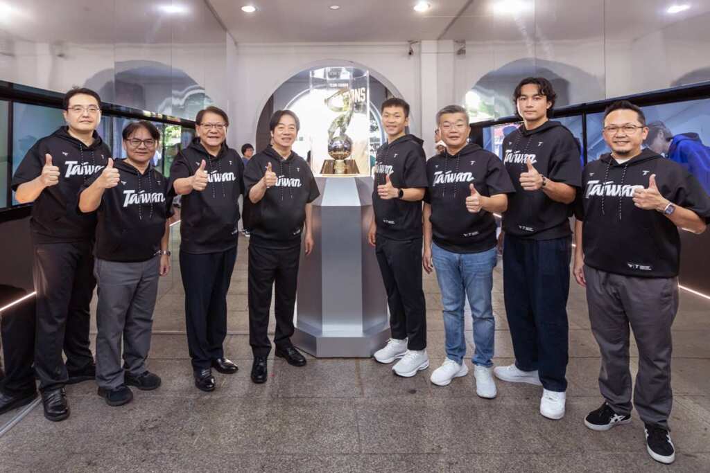 ▲總統參觀「BEHIND THE CHAMPION：冠軍之路」特展開展。