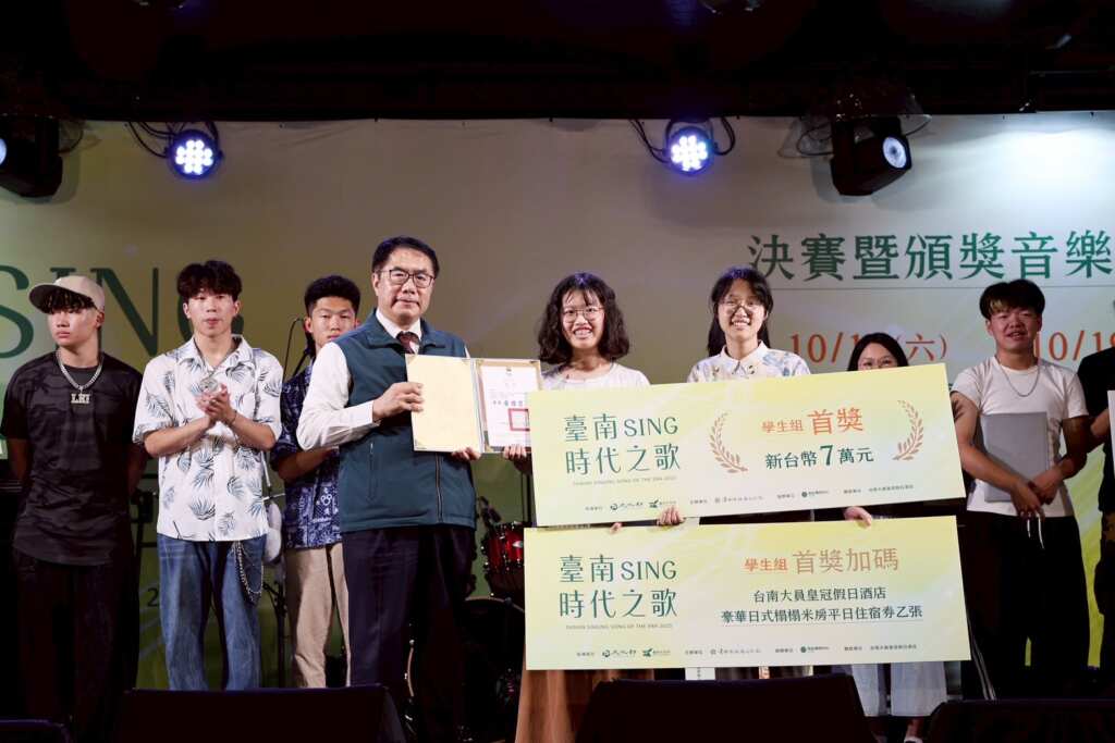 ▲台南市長黃偉哲今（18）日晚特別驚喜現身為學生組得獎者頒獎。