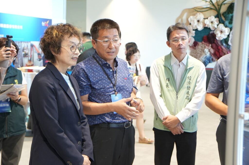 策展廠商向趙卿惠副市長說明