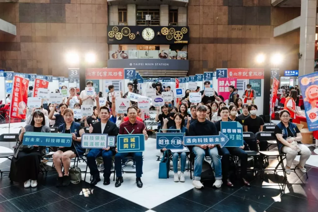 王秋冬勞動局長與全體企業合照。(圖/台北市政府勞動局)