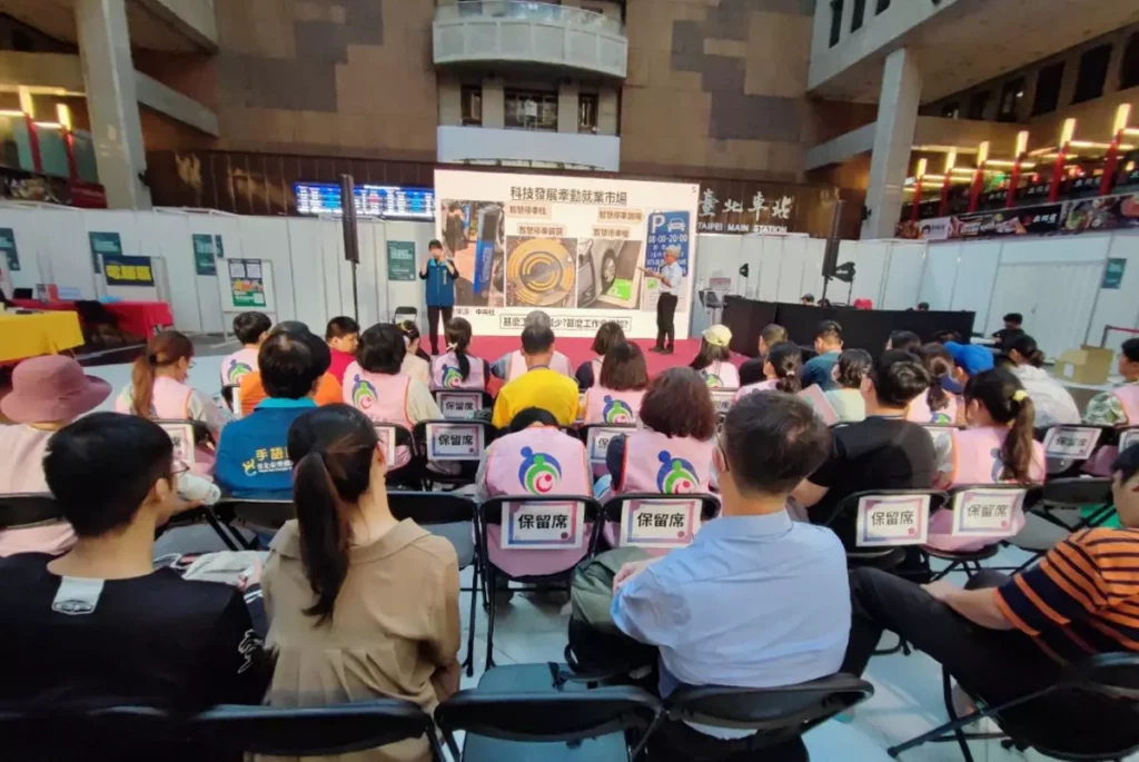 社團法人視障協會參與此次就業博覽會體驗講座及活動。(圖/台北市政府勞動局)