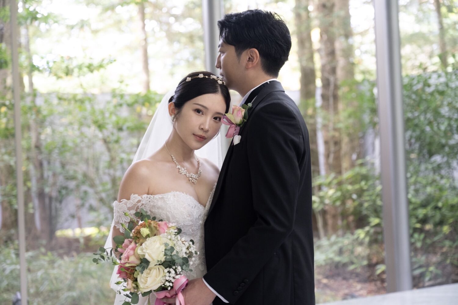 鄭家純結婚近三年後,正式在日本輕井澤-森之美教堂舉行婚禮。(圖/千巡影世康姐 提供)
