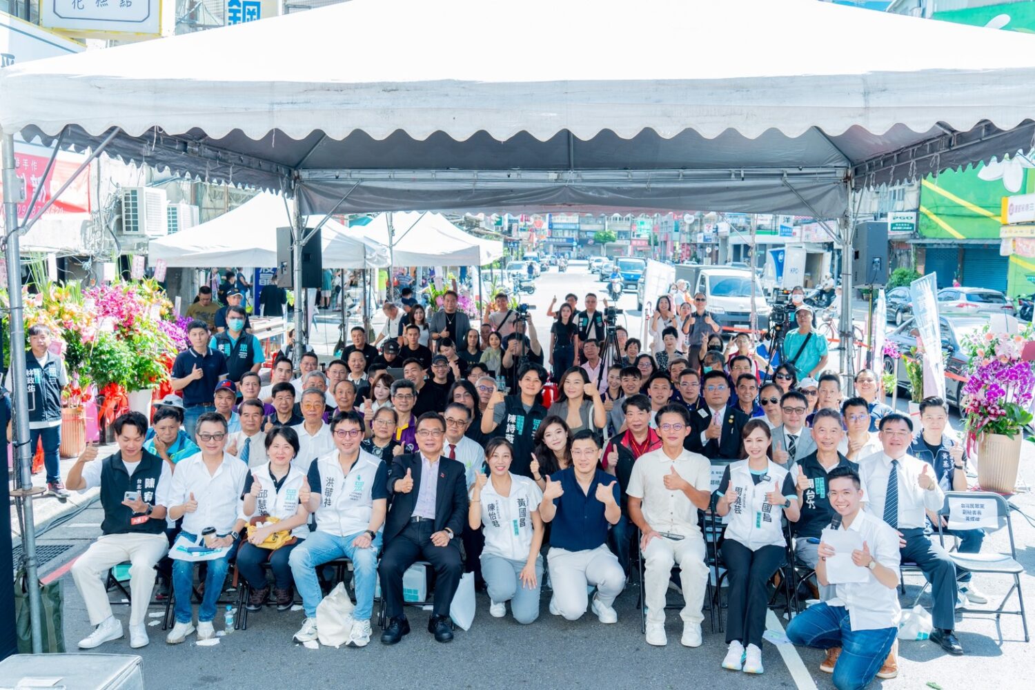 民眾黨立法委員林國成(前左5)推崇主席黃國昌與三重蘆洲區主任周曉芸都是值得信任的公共服務人才,呼籲民眾一起支持優秀的好人才。(圖/民眾黨)