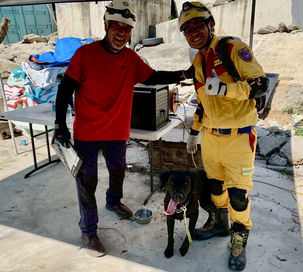 新竹市通過測驗的搜救犬「Brook」與領犬員黃國峰於IRO國際評量檢測中合影,展現竹市消防團隊專業訓練成果與國際水準。(圖/記者張家燁翻攝)
