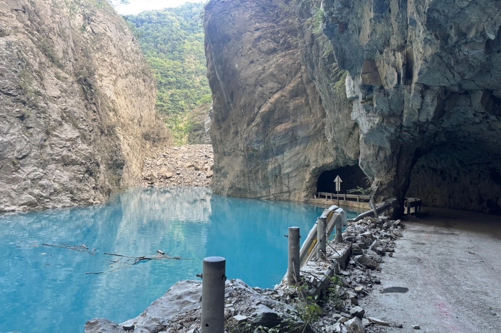▲立霧溪燕子口堰塞湖水位已上升到接近道路行駛範圍。(照片林業及自然保育署花蓮分署提供)