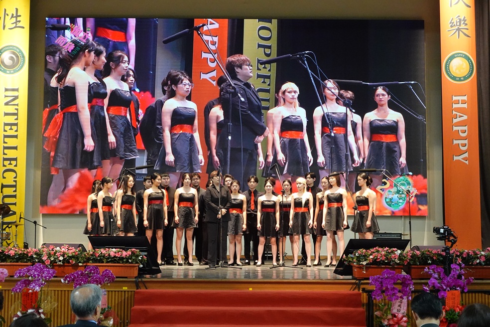 ▲校慶開場由表演表演藝術系《葛利合唱團》帶來國際級合唱饗宴。