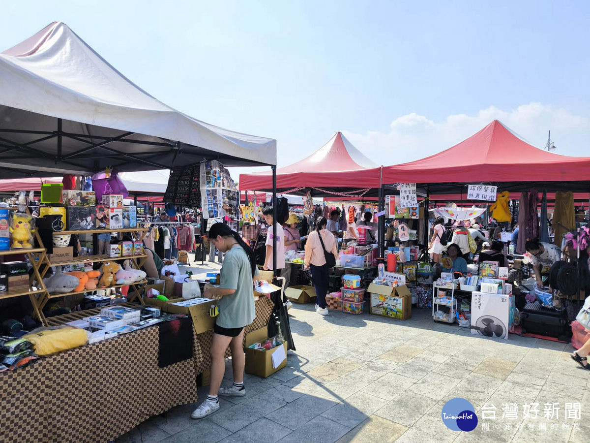 市集區,聚集各式二手衣物、書籍雜貨,以及充滿創意的青年文創攤位。