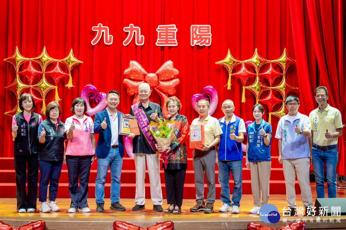 桃園市副市長蘇俊賓頒獎表揚長青楷模。<br /><br />