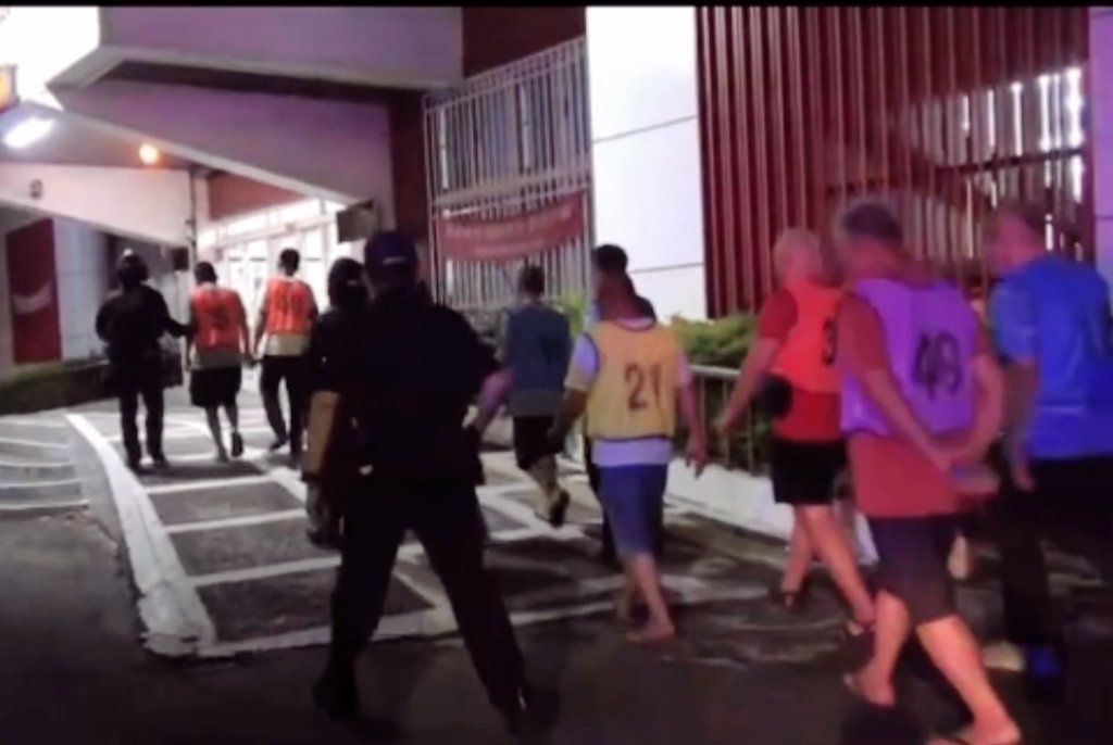 魚塭倉庫變賭場！南警深夜突襲天九牌職業賭局-39人嚇傻就逮-下場曝