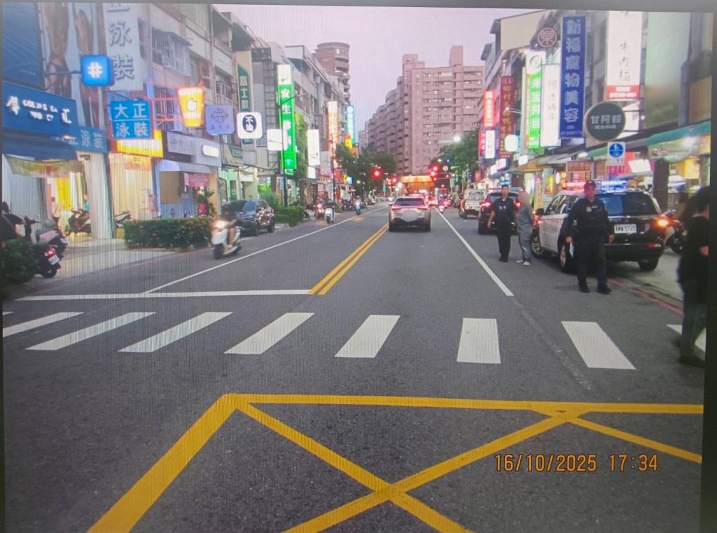 影/左營路口驚魂!17歲少女過馬路遭小貨車擦撞倒地-駕駛倒大楣了