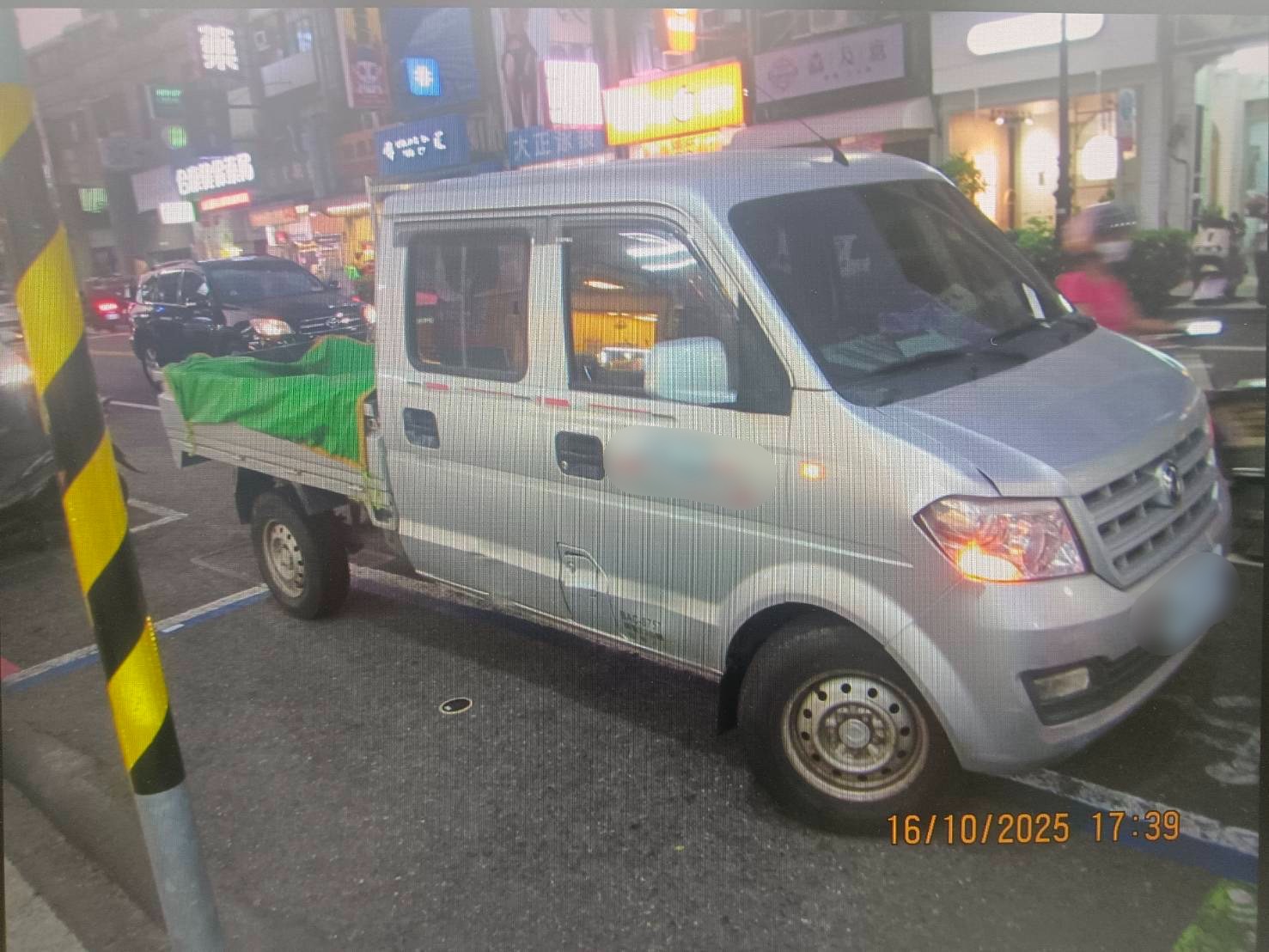 左營裕誠路17歲少女過馬路,遭小貨車擦撞倒地送醫。