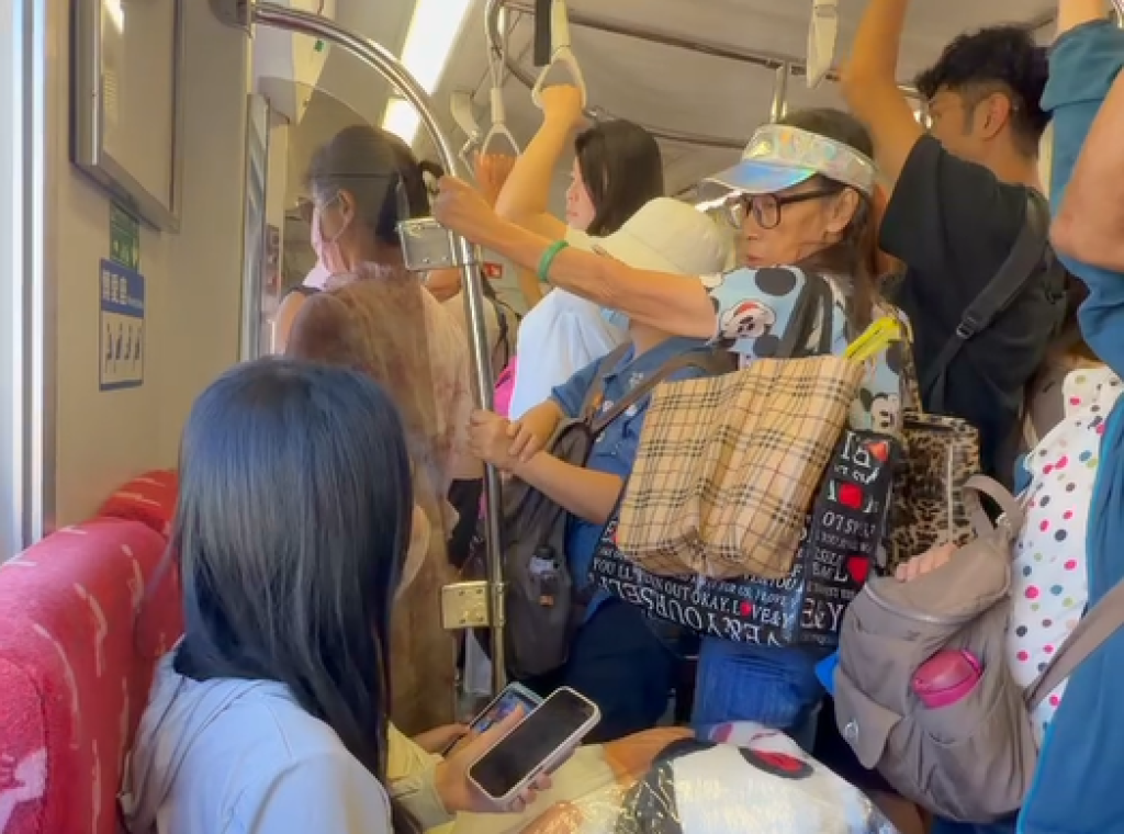 影／台鐵優先席口角糾紛！阿嬤凹帶小孩孕婦讓位遭拒　酸：這要怎麼教小孩