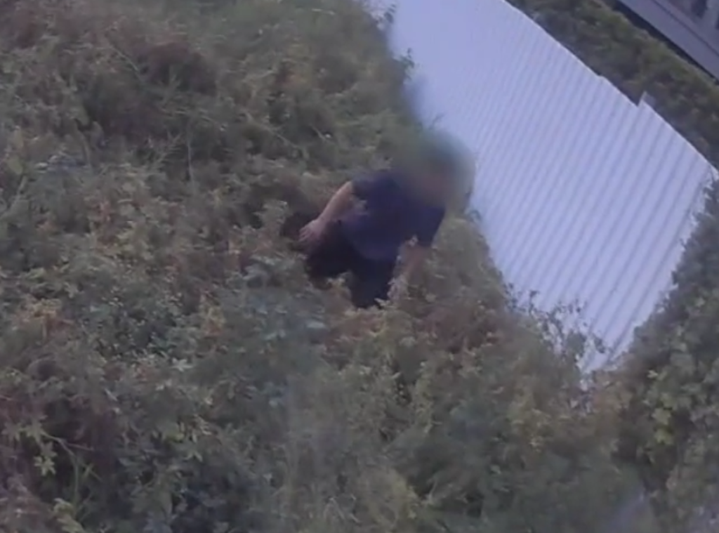 追捕畫面曝光!逃逸移工躲草叢 員警喊話束手就逮