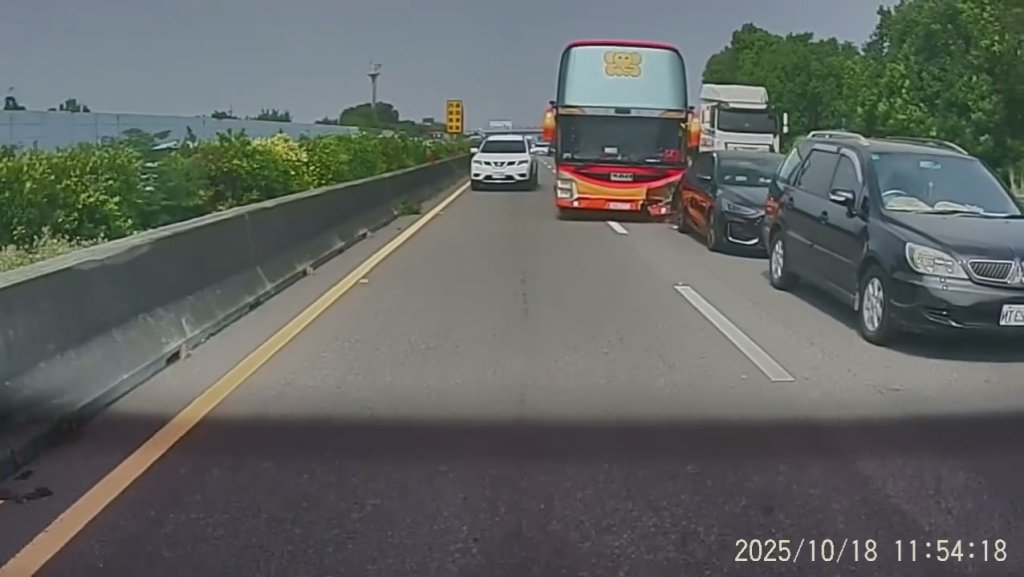 影/國道塞車減速!遊覽車沒煞住連撞前車2次 目擊駕駛:車速再快一點就連環車禍了