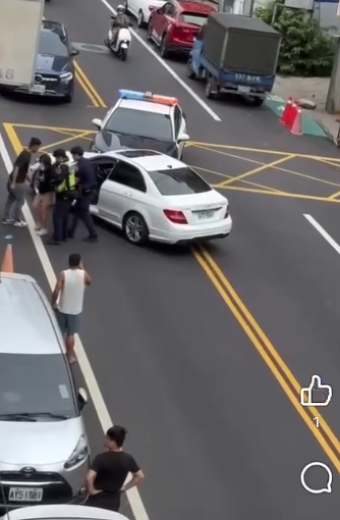 連續撞車畫面曝光!埔里女子疑服用安眠藥駕車連續衝撞 -員警攔車逮人