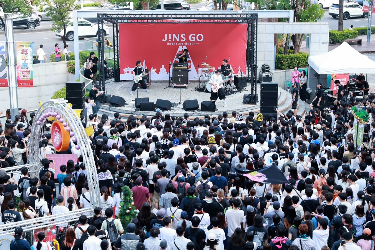 ▲JINS_GO_小紅胖卡首度南下高雄，人氣樂團怕胖團現場開唱，吸引上千人聚集，嗨翻漢神巨蛋廣場。（圖/漢神巨蛋提供）