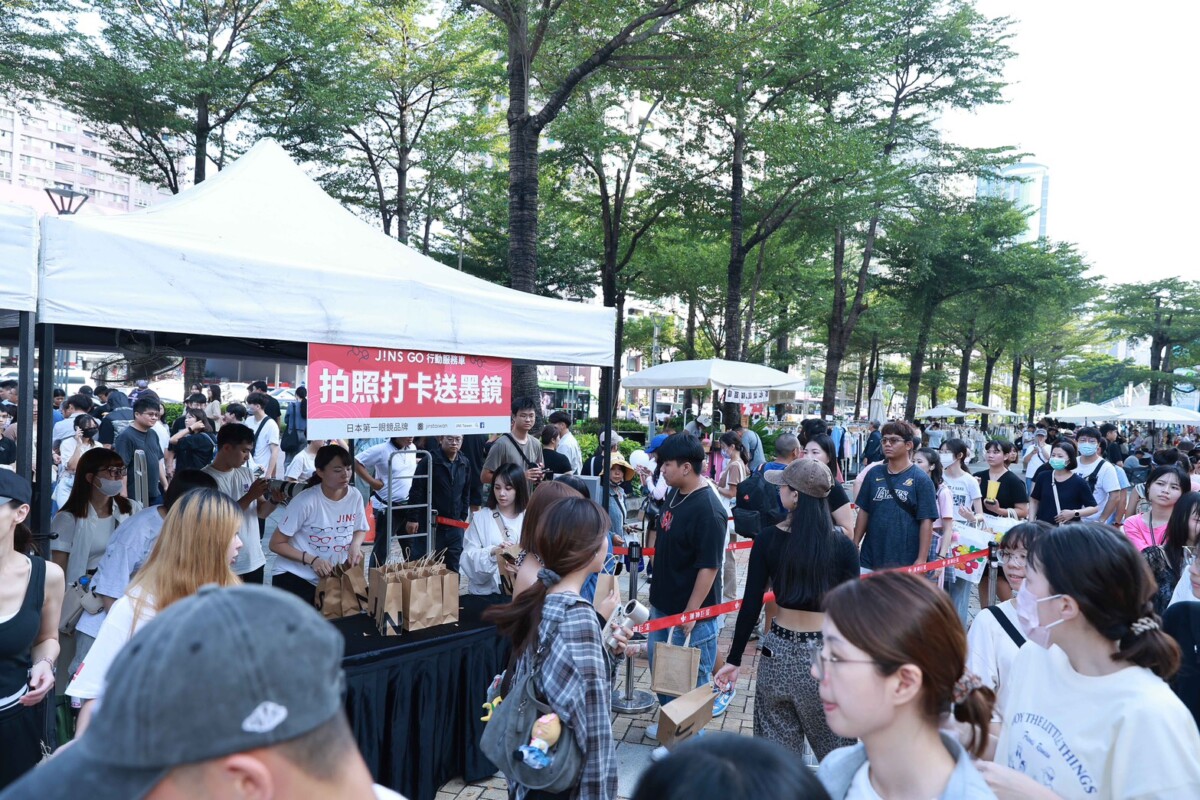 ▲JINS_GO活動玩遊戲、送墨鏡，將漢神巨蛋廣場擠得水洩不通。（圖/漢神巨蛋提供）