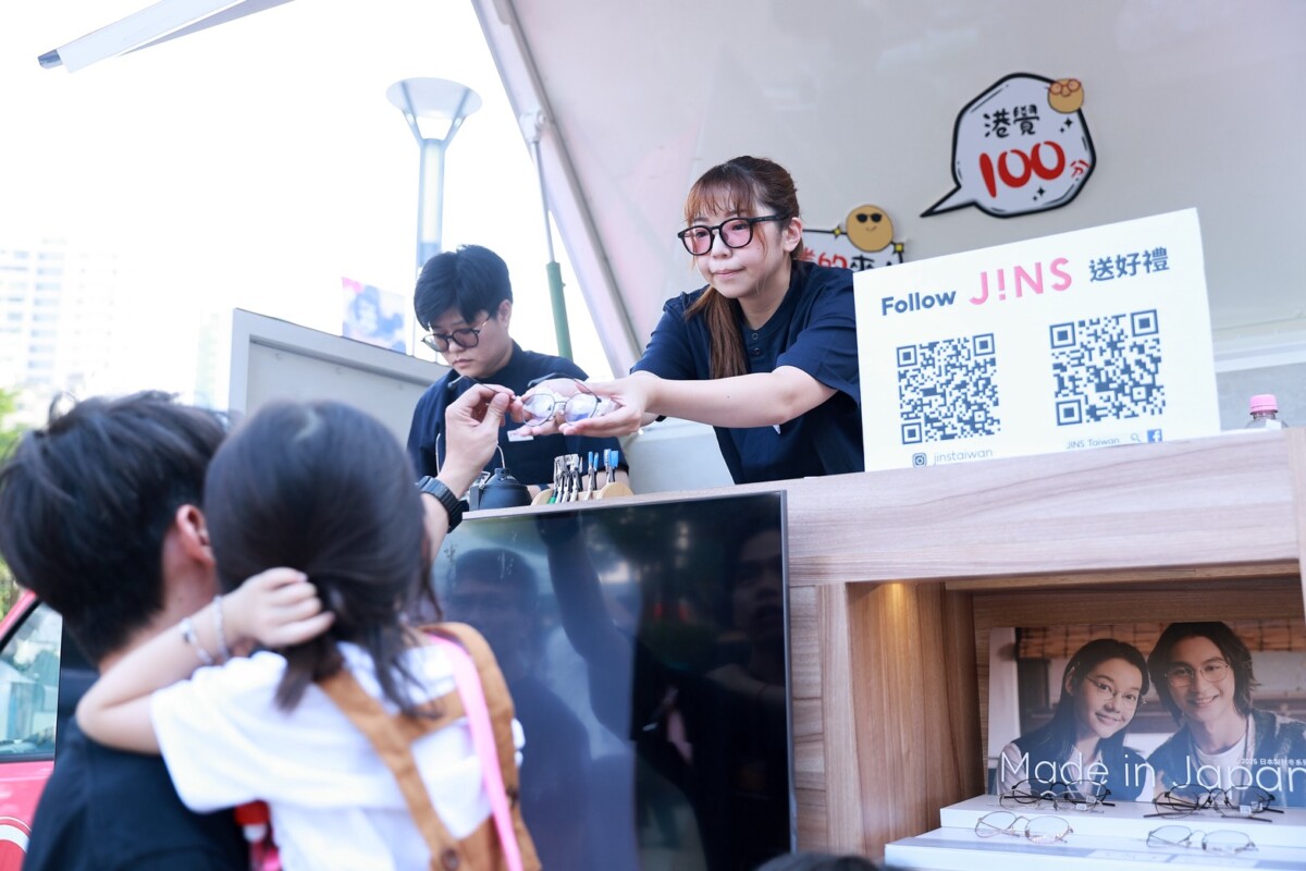 ▲JINS_GO外型可愛吸睛，由專業驗光師現場為民眾調整眼鏡、保養清洗服務，大受粉絲好評。（圖/漢神巨蛋提供）