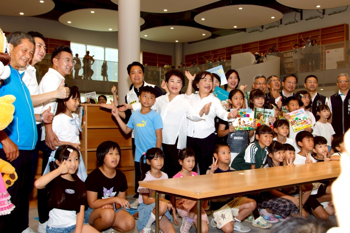 ▲盧秀燕與市民一同傳書接力完成上架任務。活動合照。(圖/中市府提供)