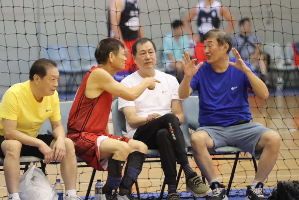 董建華(左)是籃球孟嘗君，他創造了一之70歲的榮華爺爺籃球隊，聚集許多古稀高齡老爺爺，分享籃球樂。 (魏冠中攝影)
