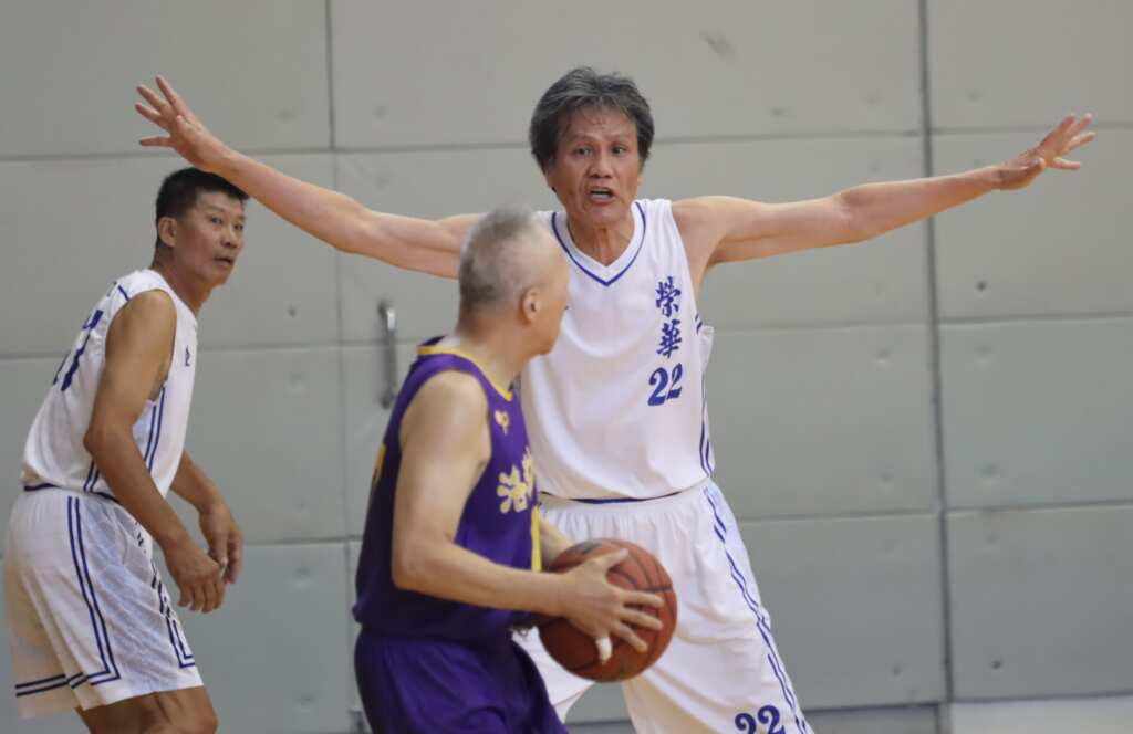 71歲的許東嘉，在半世紀前曾是瓊斯盃籃球賽的中華隊當家國手，迄今仍運動不輟。 (魏冠中攝影) 
