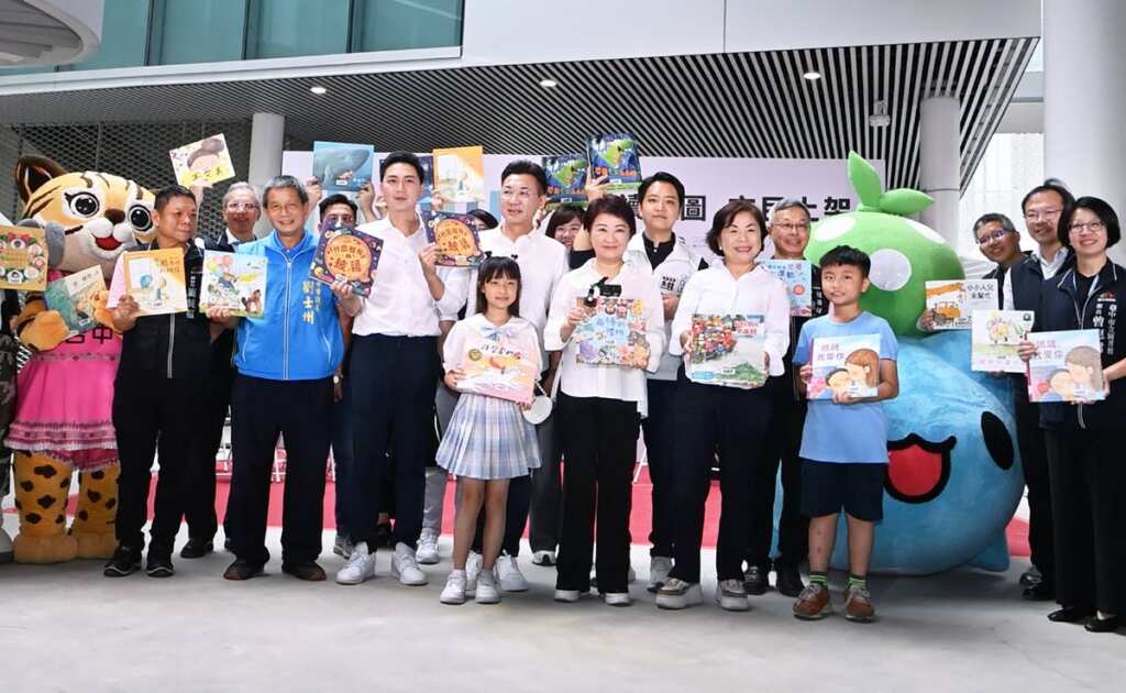 ▲綠美圖「閱讀台中隊」 開啟總館新篇章，「新書上架」迎接世界級圖書館。（記者張玉泰攝）