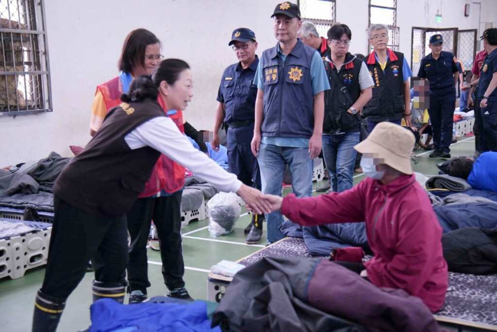 ▲太魯閣國家公園燕子口堰塞湖紅色警戒,縣長徐榛蔚關懷收容所鄉親,給予鼓勵與關心。