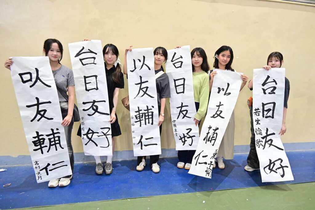 ▲來自日本的參與者揮毫寫下台日友好等字句。