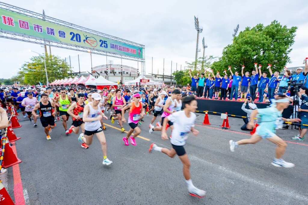 ▲桃園市議會議長盃路跑活動，吸引近萬名跑者齊聚青埔熱情開跑。