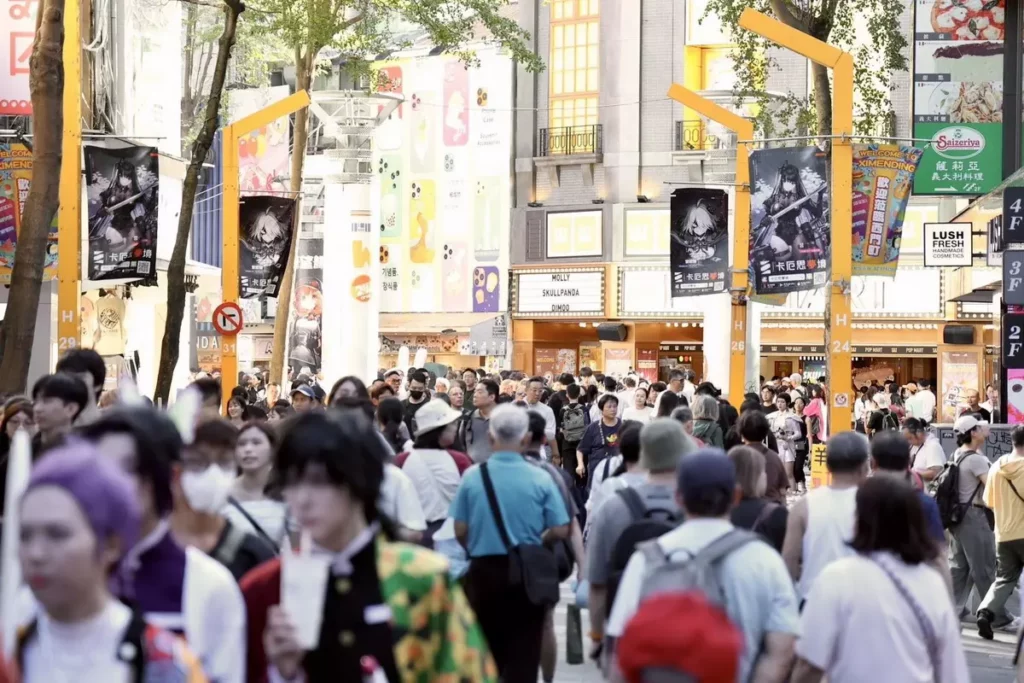 西門「友善享樂祭」Cosplay活動吸引人潮遊逛商圈,感受現場熱鬧氛圍!