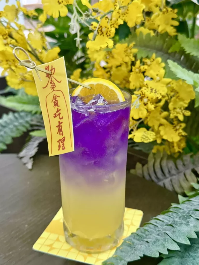 滬尾之星的萬聖節限定飲品與餐點同樣驚喜登場。「星橙則靈」以柳橙與百香果為基底，融合檸檬的明亮香氣與氣泡的輕盈爽感。(圖-將捷金鬱金香酒店提供)