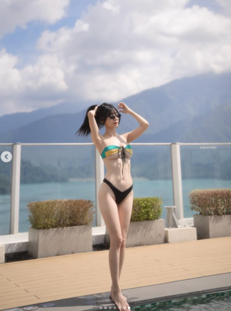 艾融穿上比基尼泳衣分享辣照。(圖/翻攝艾融IG)