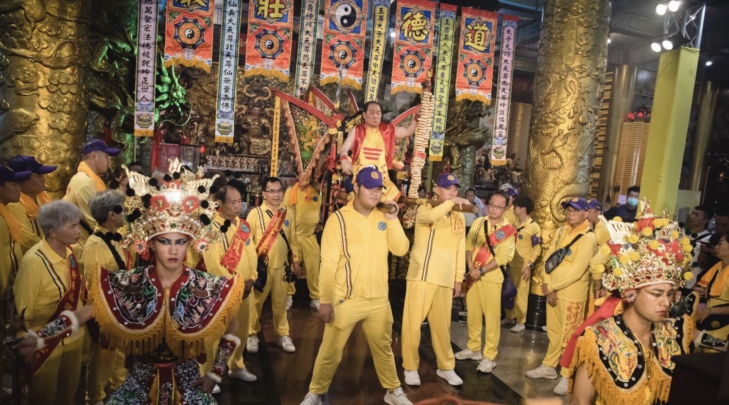 桃園護國宮遶境盛事展開,太子爺降駕「乘坐釘椅」夜巡五日,展現對世人的親民與孤魂的慈悲。(桃園護國宮 陳乃瑋/攝)