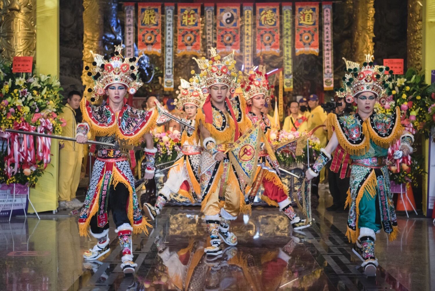 起駕前五營將軍領旨準備出軍,隨行陣頭陣容龐大,璀璨彩煙施放照亮夜空更將起駕氣氛推向高潮。(桃園護國宮 陳乃瑋/攝)