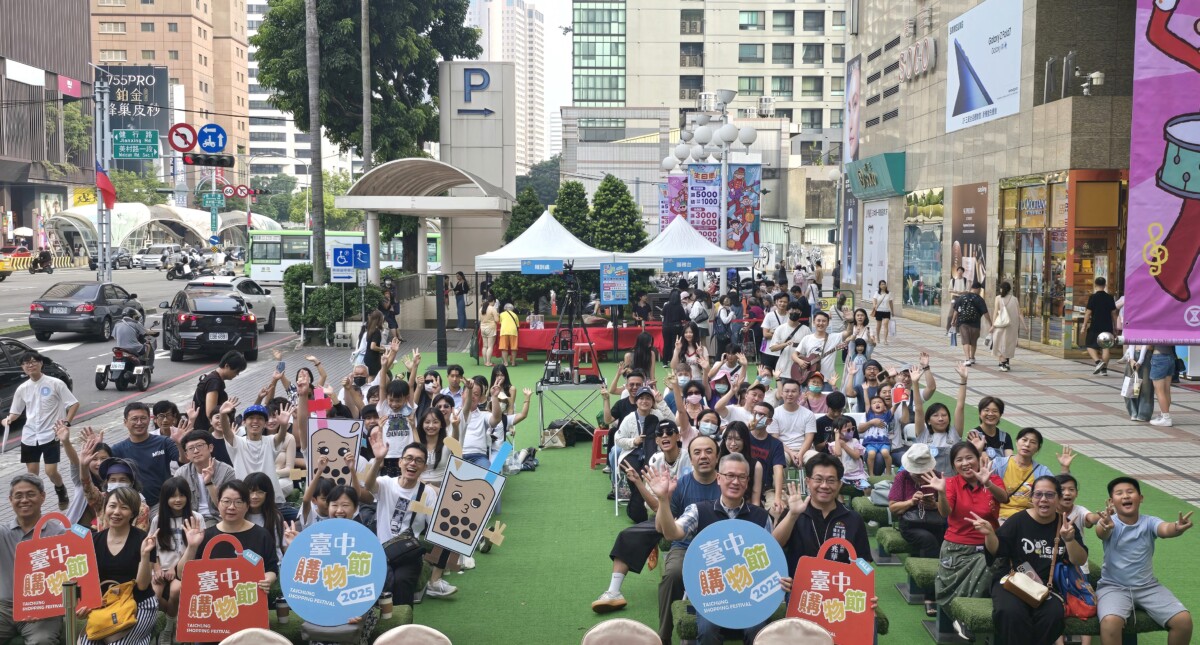 ▲賽前現場大合照，現場吸引許多民眾欣賞表演。（記者廖美雅拍攝）