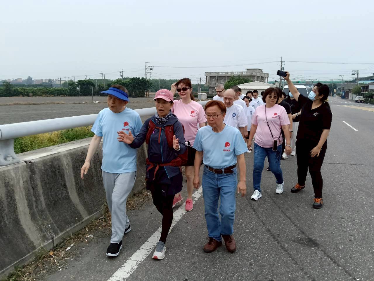 (有影片)/千里行愛 家庭主婦徒步環島募善款 黃雅莉走進芳苑喜願家園 - https://www.watchmedia01.com