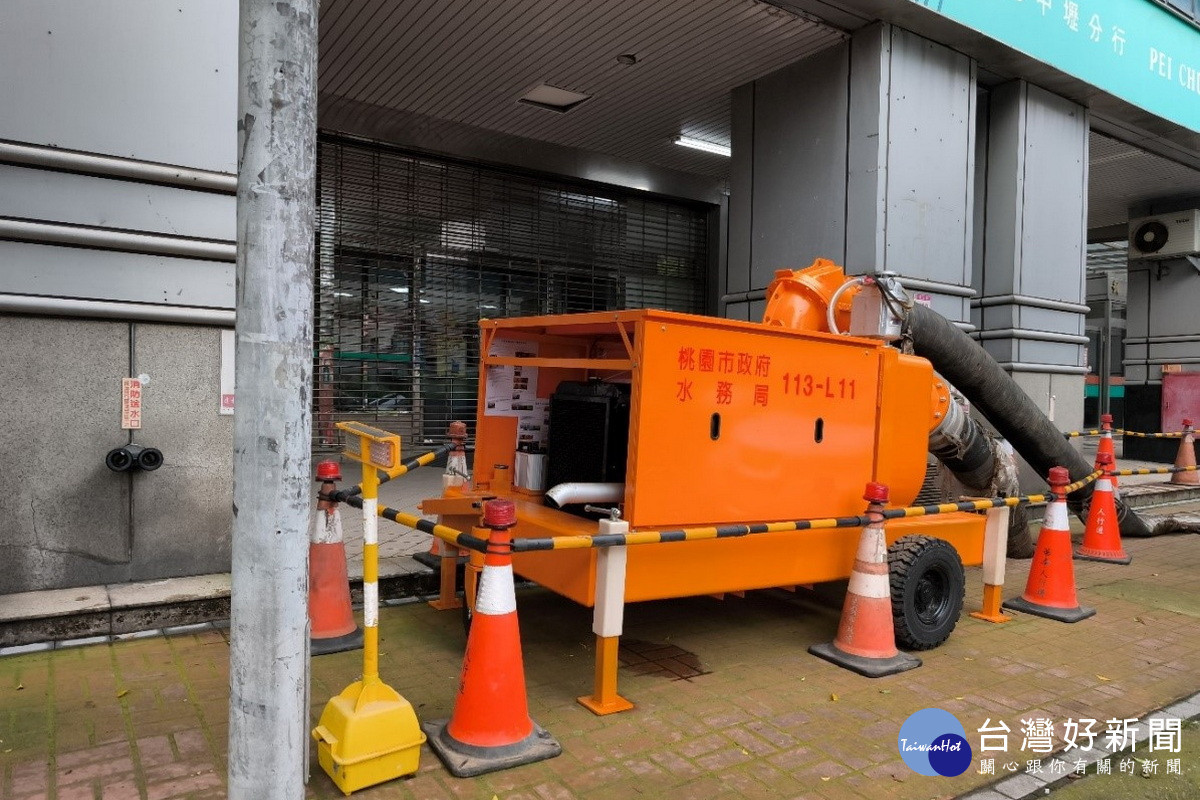 中壢區環北路與慈惠三街口佈設抽水設備。<br /><br />