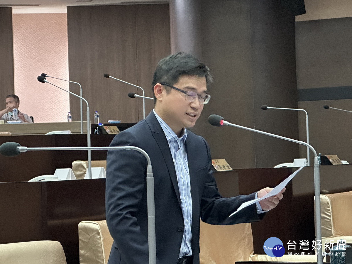 林儒暘議員提出13鄉鎮市衛生所公務機車多數老舊待汰換。（記者扶小萍攝）