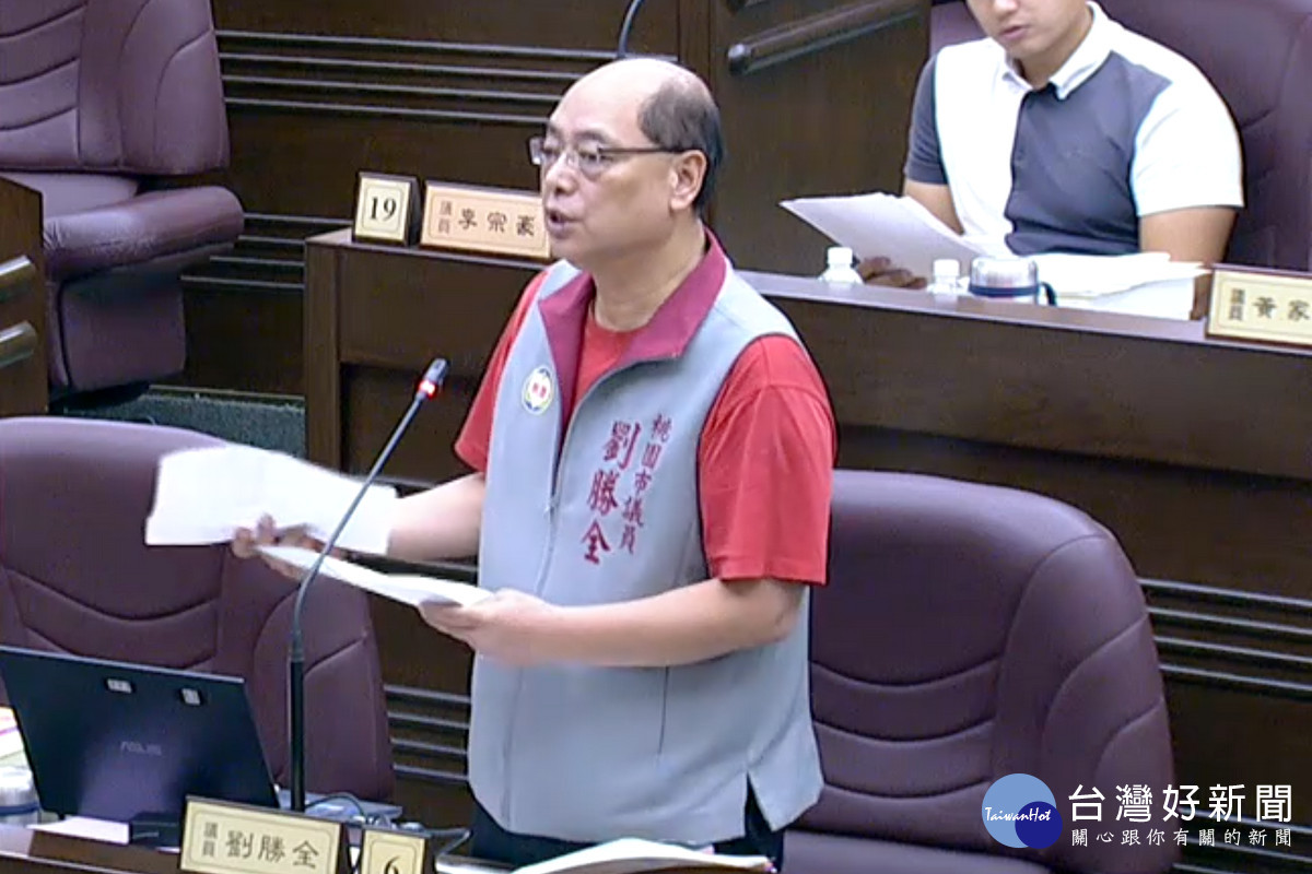 針對教育議題,桃園市議員劉勝全於議事堂進行質詢。