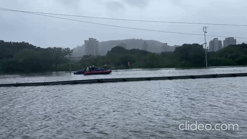 新北市五股區疏洪道內道路嚴重積水,導致1輛自小客車拋錨,造成車內共2人1犬受困。