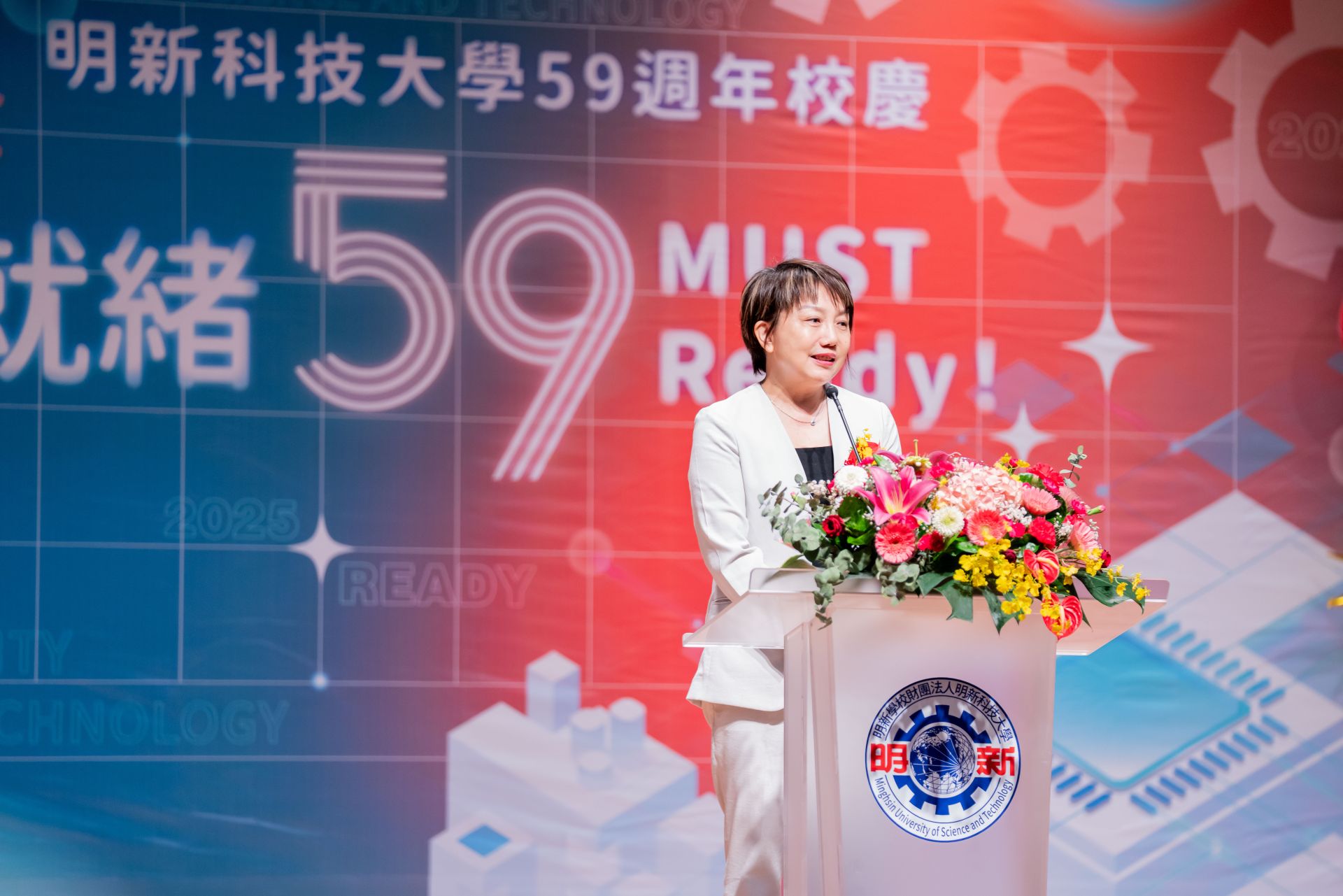 立法委員范雲出席明新科大59週年校慶致詞，肯定明新在技職教育與半導體人才培育上的亮眼成果，指出明新科大在國家半導體教育與外交合作上扮演關鍵角色，並表示將在教育政策與資源分配上持續支持技職教育發光發熱。