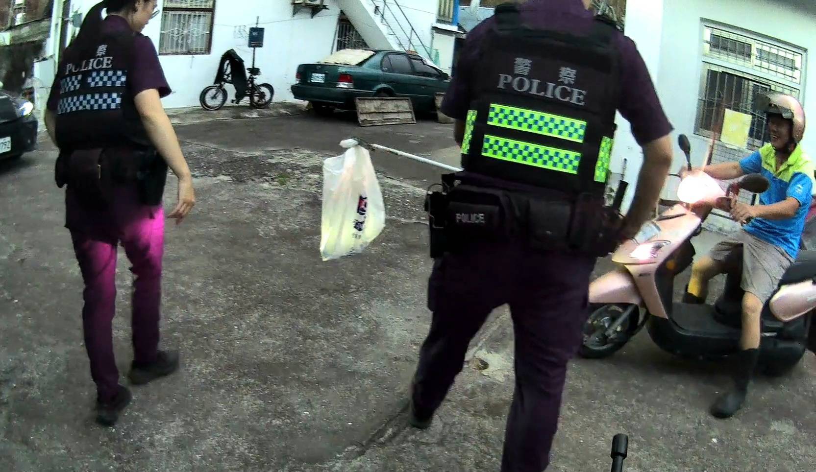 蛇闖廚房!關山警變身「捕蛇達人」 臭青母釋臭全場驚呼:名副其實!
