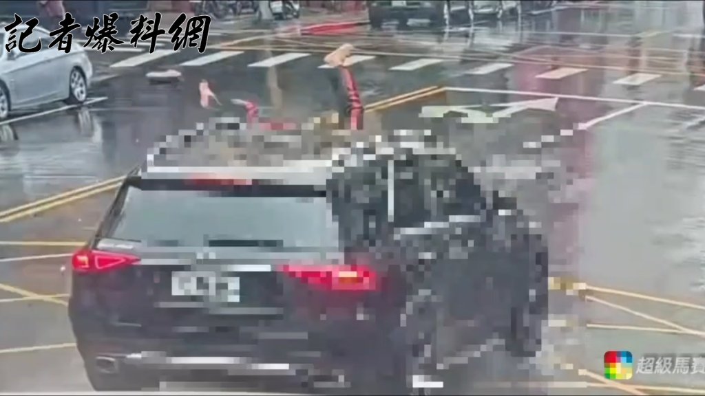 驚悚畫面曝光！7旬翁機車雙載穿越黃網線　遭賓士休旅車撞上慘死