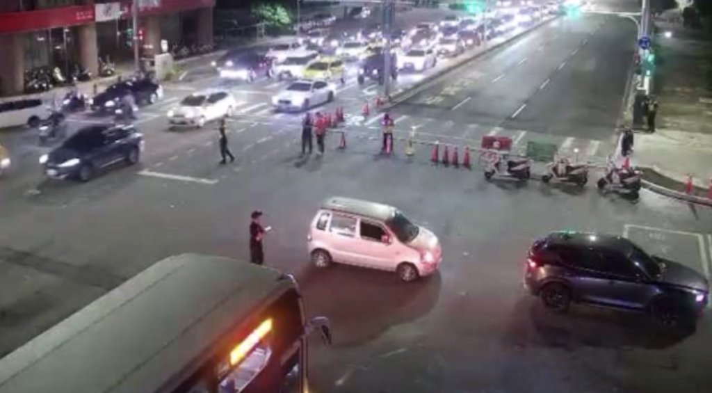 擾民!高雄中正路「封路鋪柏油」民眾塞1hr氣炸-救護車都受阻